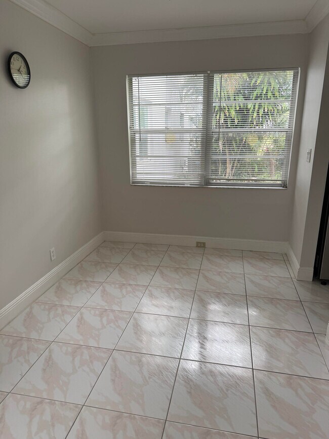 Building Photo - 321 Newport V