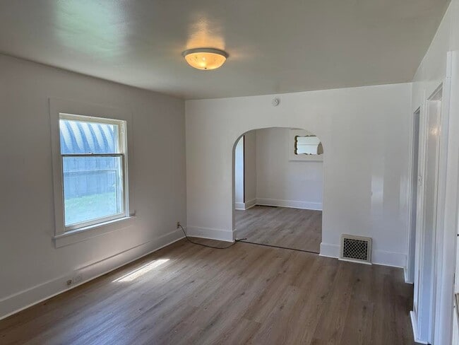 Building Photo - 812 Brentwood Rd