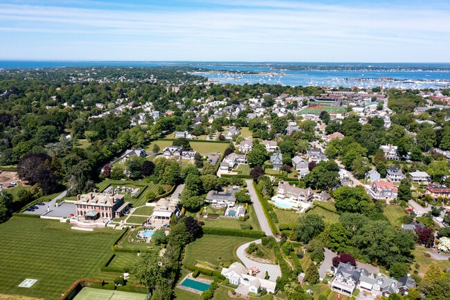 Building Photo - 3 Barclay Sq