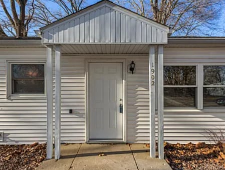 Building Photo - 1902 Meadow Dr