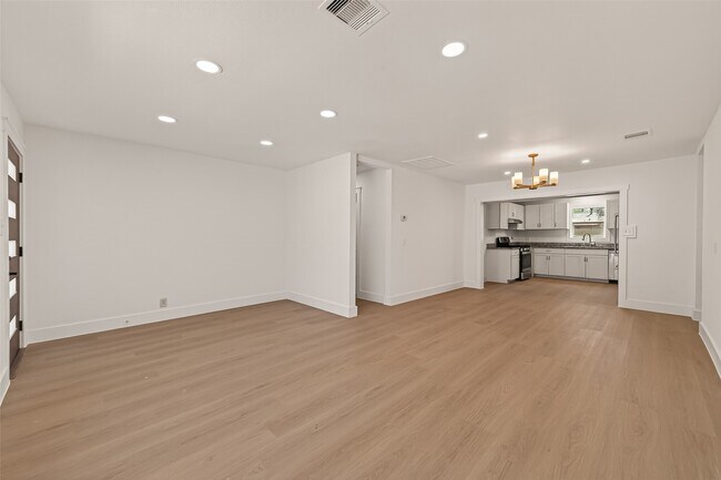 Building Photo - 3209 McCrarey Dr