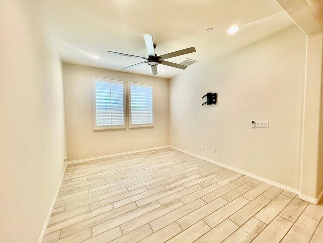 Building Photo - AVAILABLE NOW!! STUNNING 4 Bed/ 3.5 Bath POOL HOME in La Quinta!