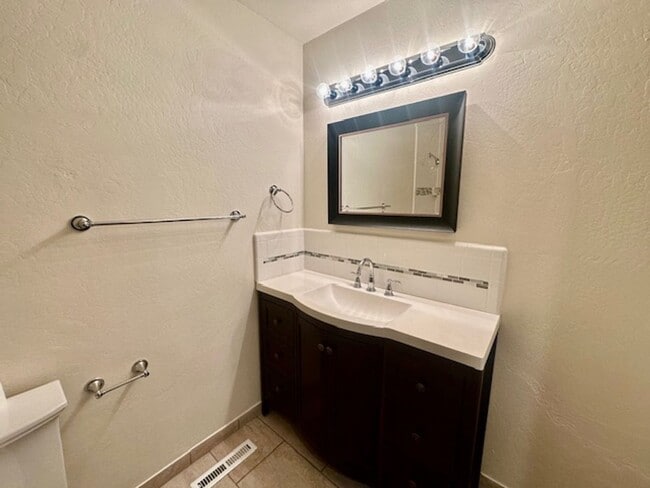 Building Photo - Beautiful Move-In Ready Two Bedroom Two Ba...