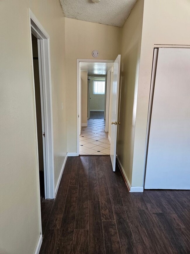 Building Photo - Large 3 Bedroom 2 Bath House