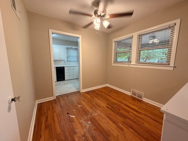 Building Photo - 1317 S Kentwood Ave