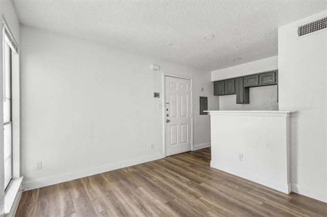 Building Photo - 2300 Bamboo Dr