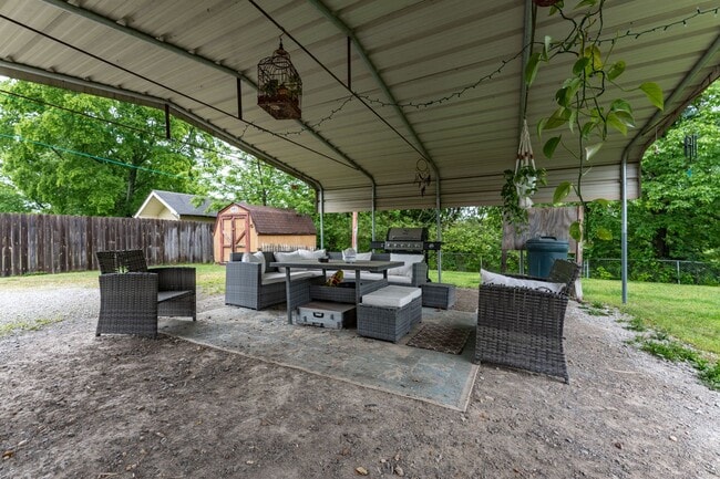 Building Photo - 206 River Heights Dr