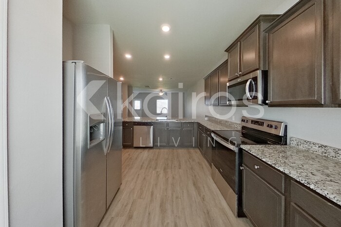 Building Photo - 721 St James Pl
