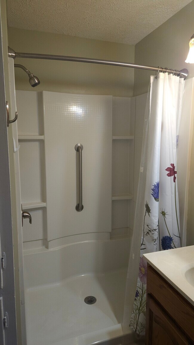 Building Photo - 209 Maple Ct