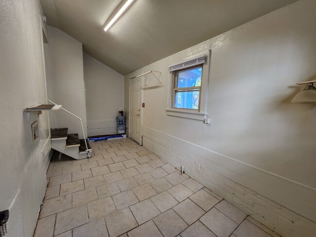 Building Photo - Newly Renovated 3 bedroom 1 bath home in S...