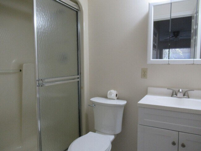 Building Photo - 2br/2ba Duplex with Lakeview