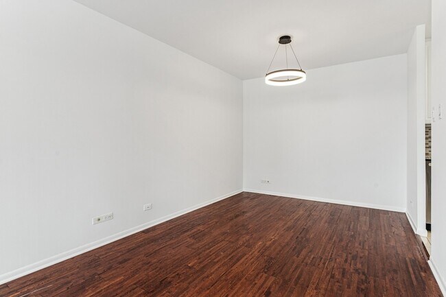 Building Photo - 111 E Chestnut St