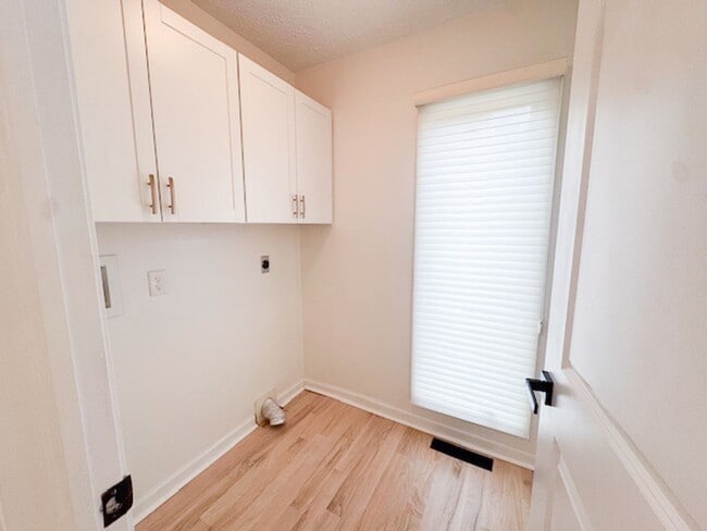 Building Photo - Amazing High-End Townhouse - End Unit - Ca...