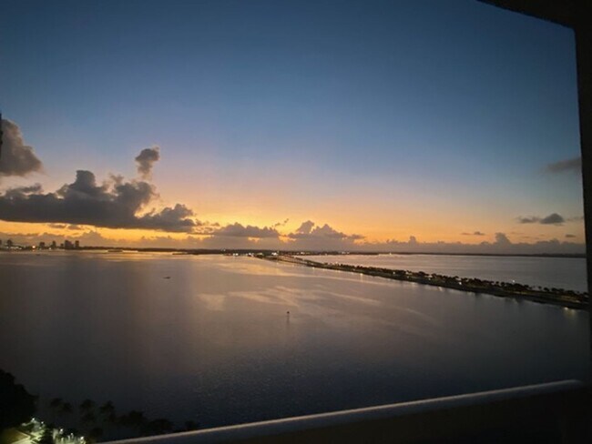 Building Photo - Stunning Waterfront Living in South Brickell