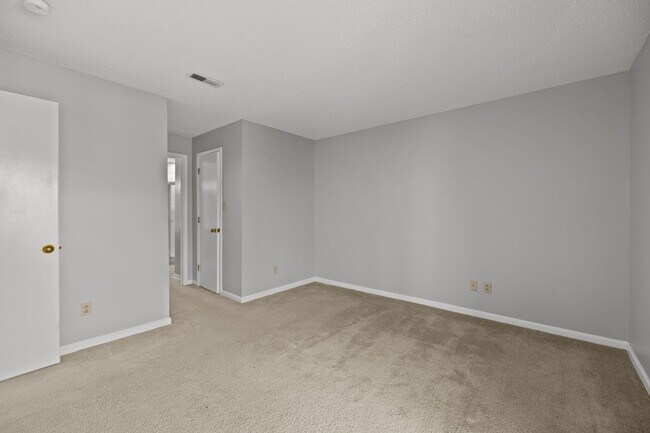 Building Photo - 2505 Stockbridge Dr