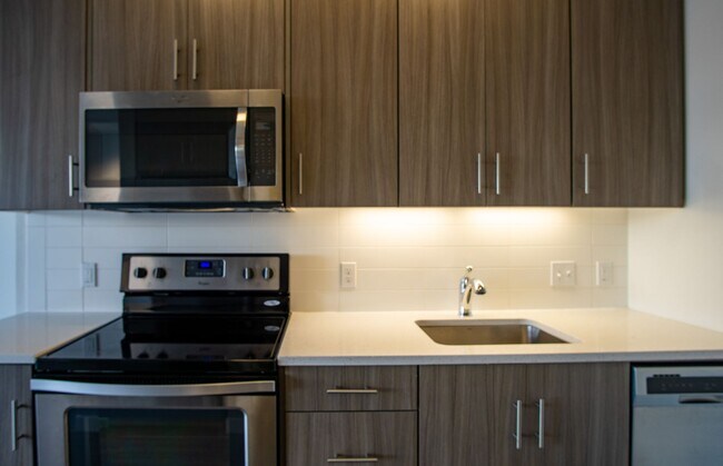 Building Photo - Modern + Chic Top Floor Studio Ready Early...