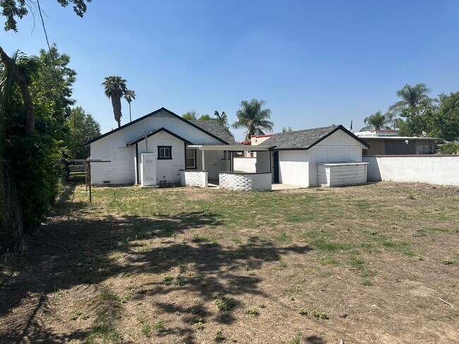 Building Photo - SMRSB