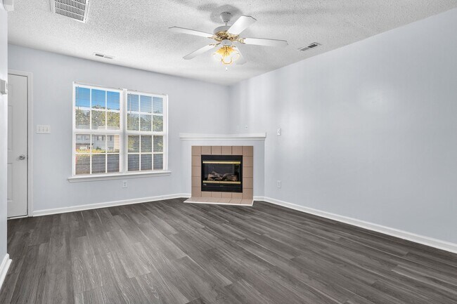 Building Photo - 2 Bed 2.5 Bath Townhome