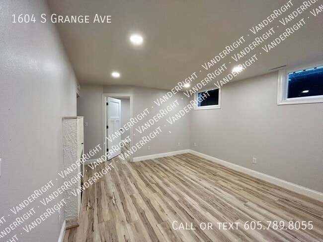 Building Photo - 1604 S Grange Ave
