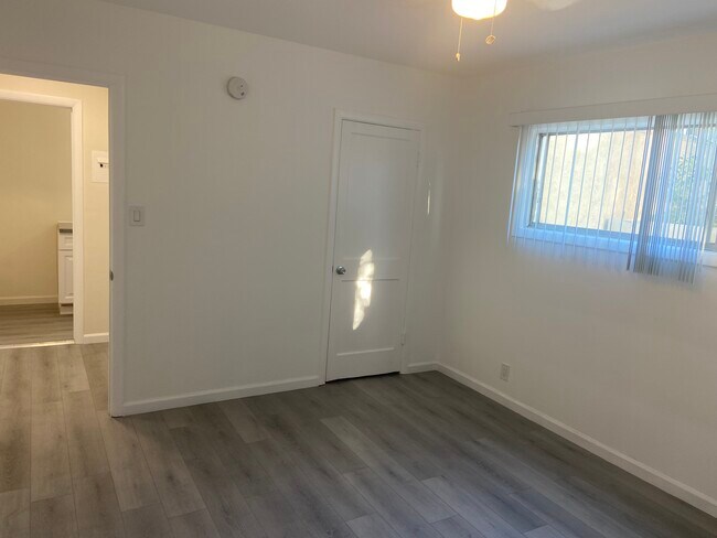 Building Photo - 7421 Hazeltine Ave