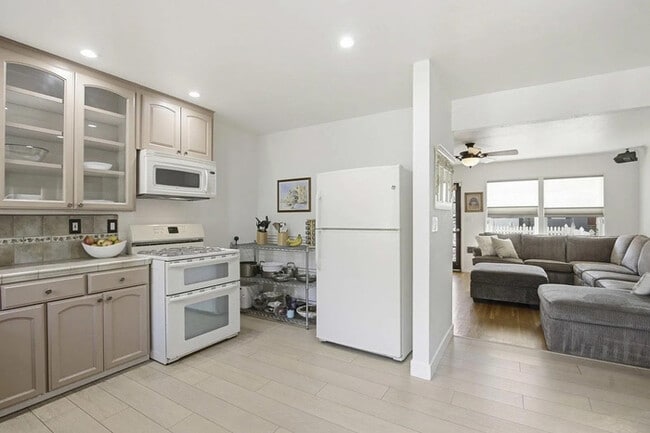 Building Photo - Charming 3BR Home with Bonus Room, Fireplace & Large Yard