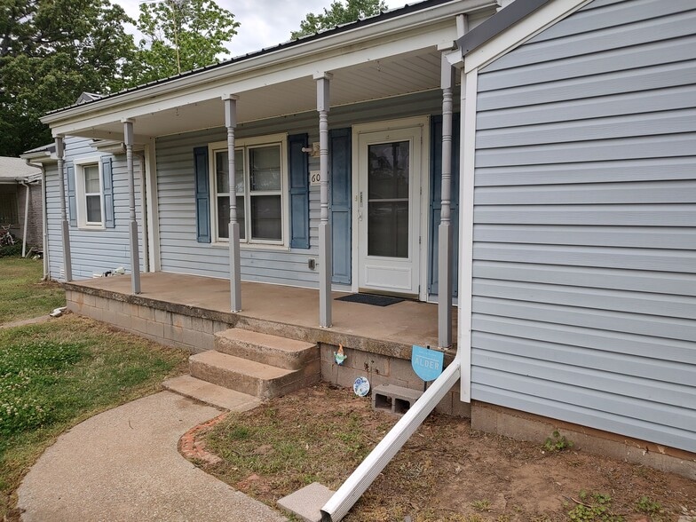 Front Porch - 605 Bennett