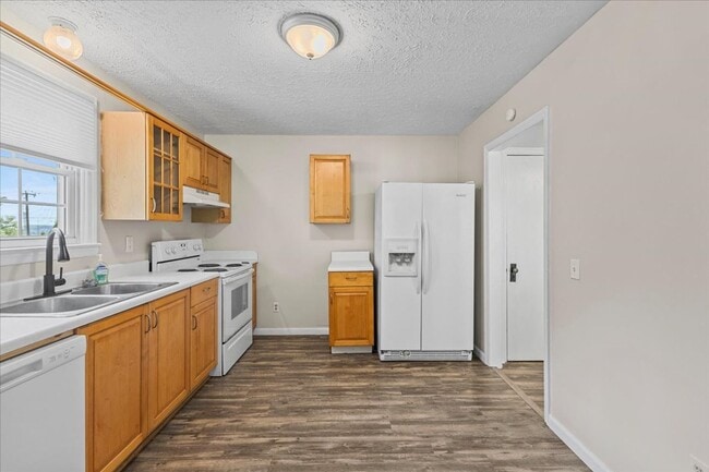Building Photo - 4 bedroom, 2 bath home with den and garage...