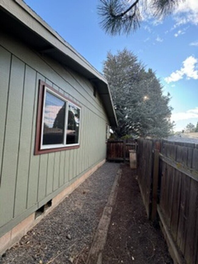 Building Photo - Villalpando - 1218-1222 Summers Lane PM 9-...