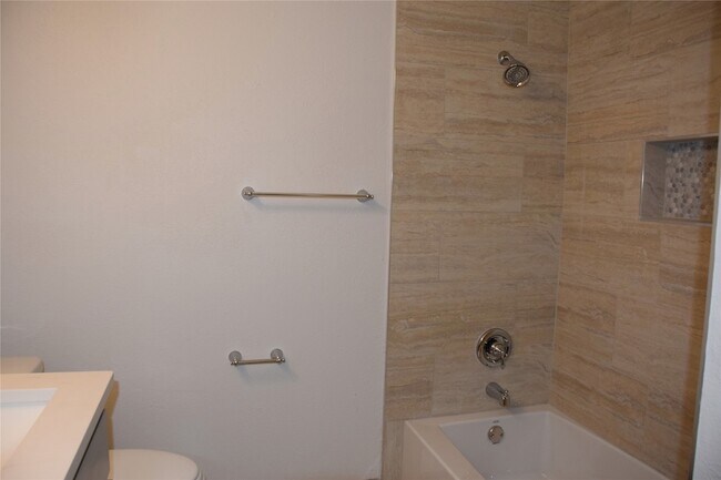 Building Photo - 811 Meadowlark Dr