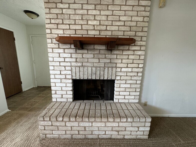 Building Photo - 2112 Hinkle Ave