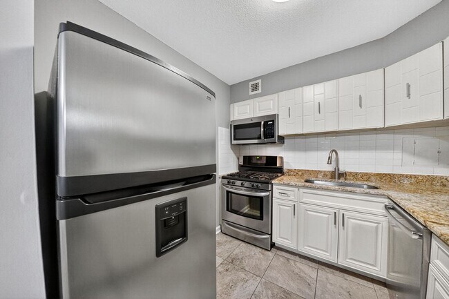 Building Photo - Available Now! 1 Bed / 1 Bath Condo in the...