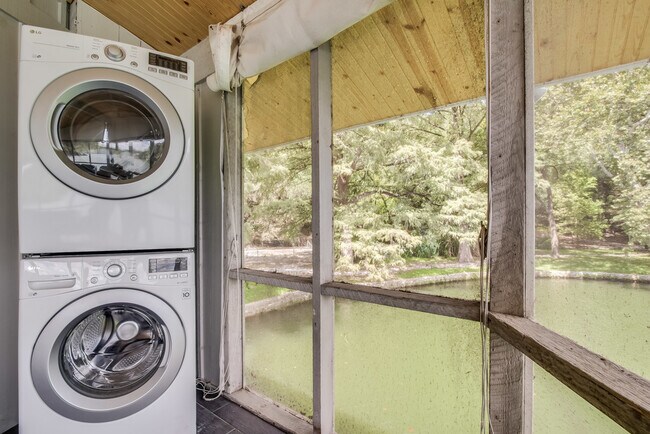 Building Photo - 1810 Lakeshore Dr