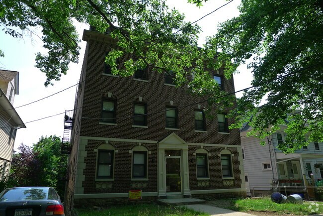 Building Photo - 33 Oakwood Ave