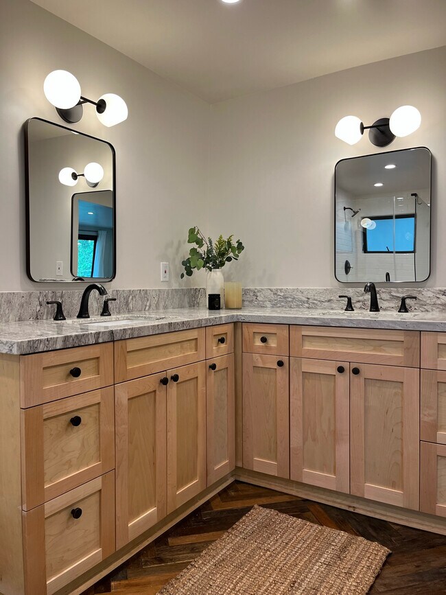 Building Photo - 21273 Entrada Rd