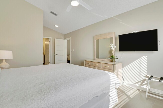 Building Photo - 360 Bella Vista Ct N