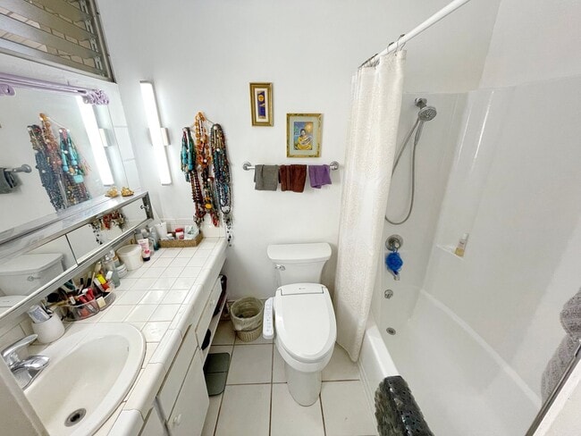 Building Photo - 2 Bedroom 2 Bathroom Condo - Hawai‘i Charm...