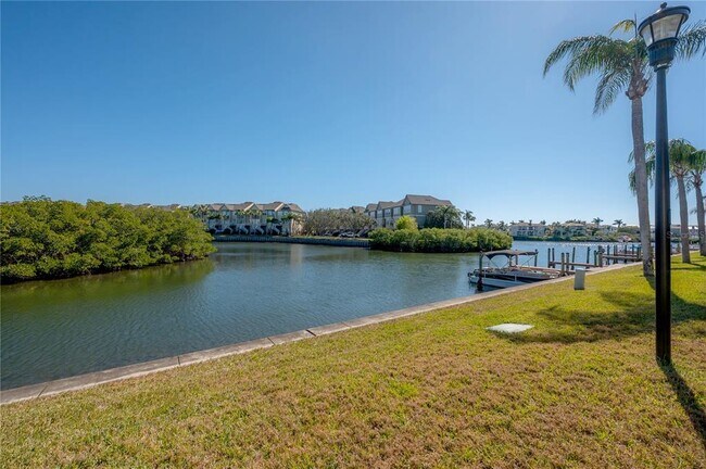Building Photo - 8812 Bay Pointe Dr