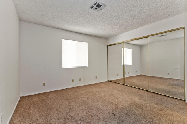 Building Photo - 1ST FLOOR CONDO CLOSE TO SUMMERLIN