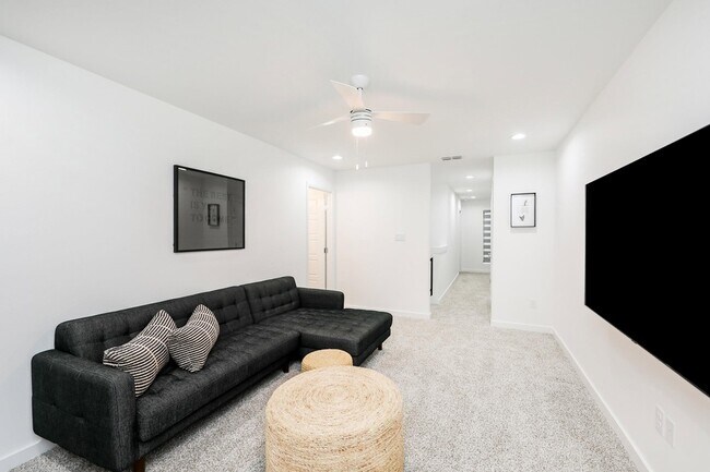 Building Photo - 305 Deer Path Lp