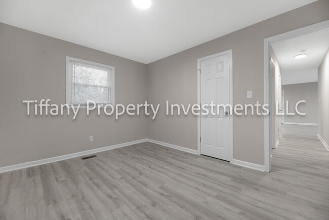 Building Photo - 2331 Woodleaf Dr