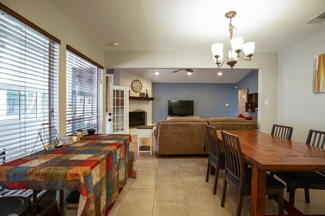 Building Photo - Lovely  3/BR 2/BA Home with Office & Sunro...