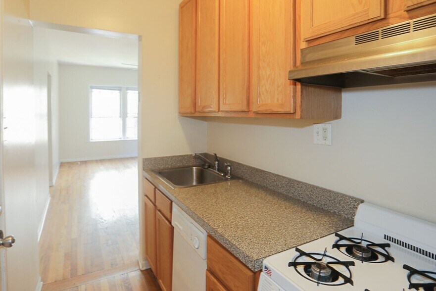 Building Photo - 3915 N Pine Grove Ave