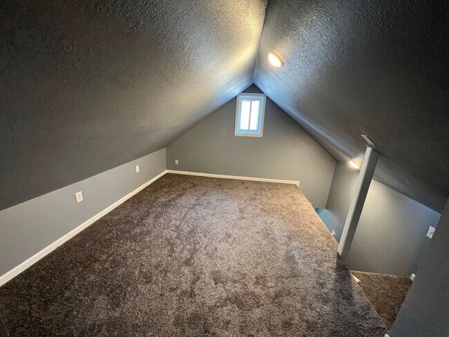 Building Photo - Adorable Newly Fixed Up Home!