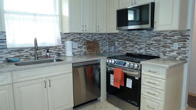 Building Photo - 1051 Hillsboro Mile