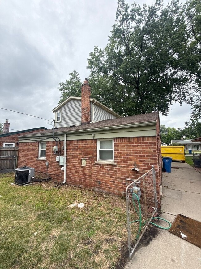 Building Photo - 3 Bedroom Home in Dearborn