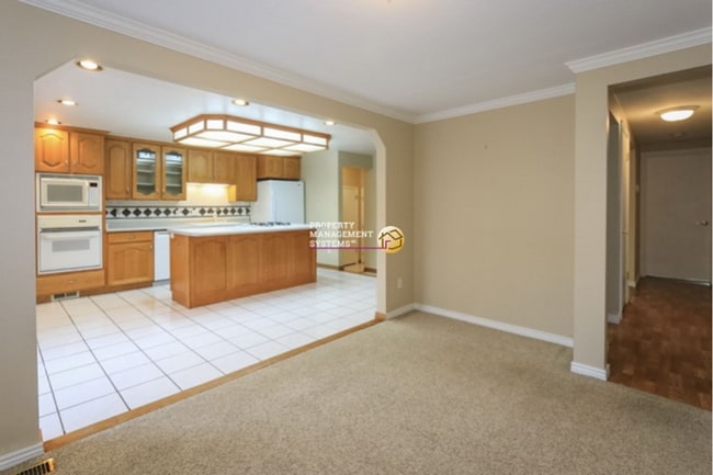 Building Photo - 4 Bedroom / 3 Bath Home in Sandy!