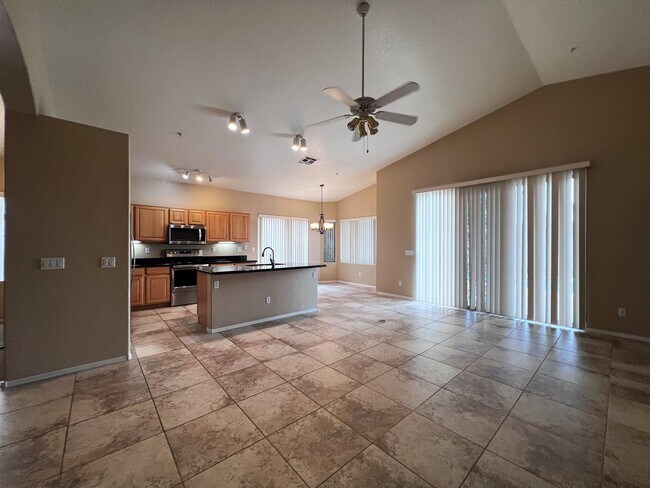Building Photo - 4 BEDROOM WITH POOL