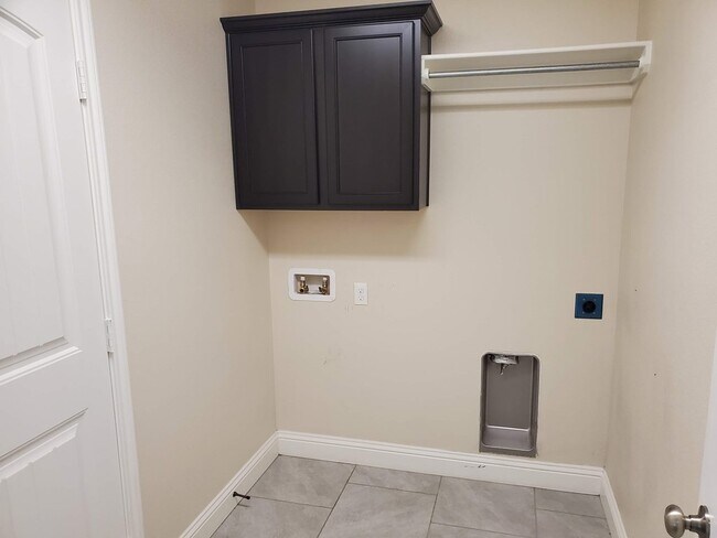 Building Photo - 710 E 94th St