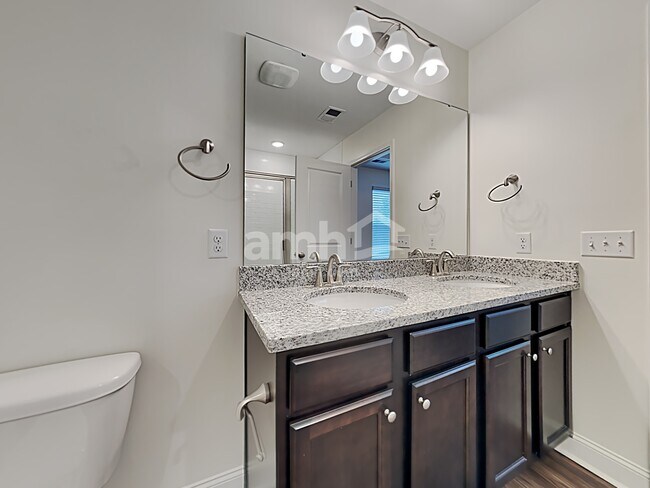 Building Photo - 617 W Lionel Rd