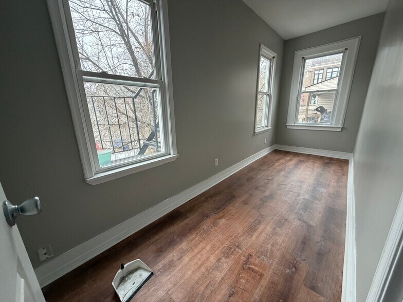 Building Photo - 100 Warren St